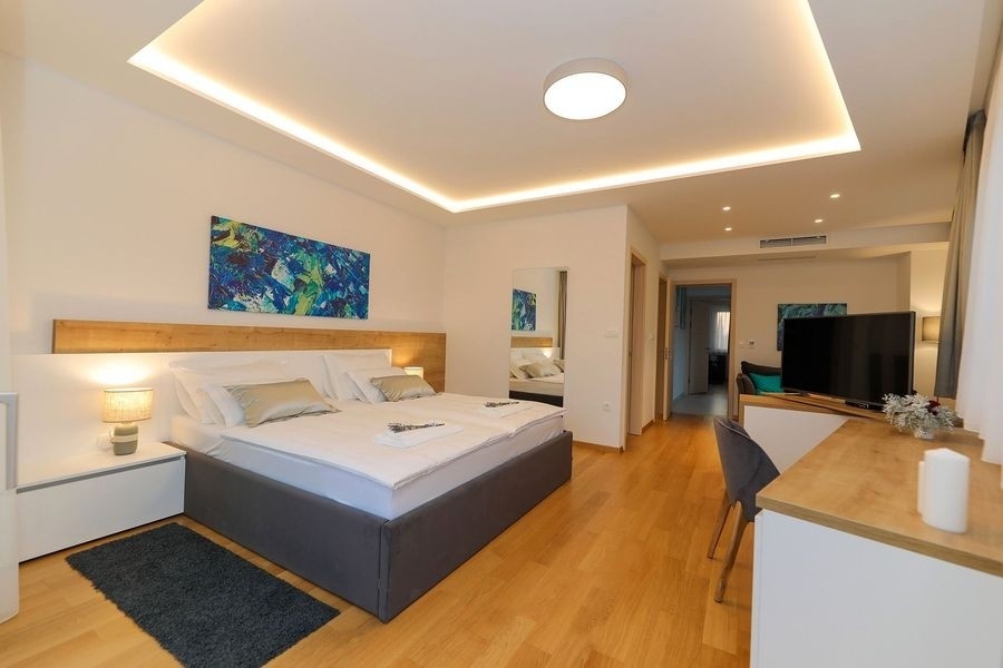 Camera da letto con letto matrimoniale e armadio a specchio