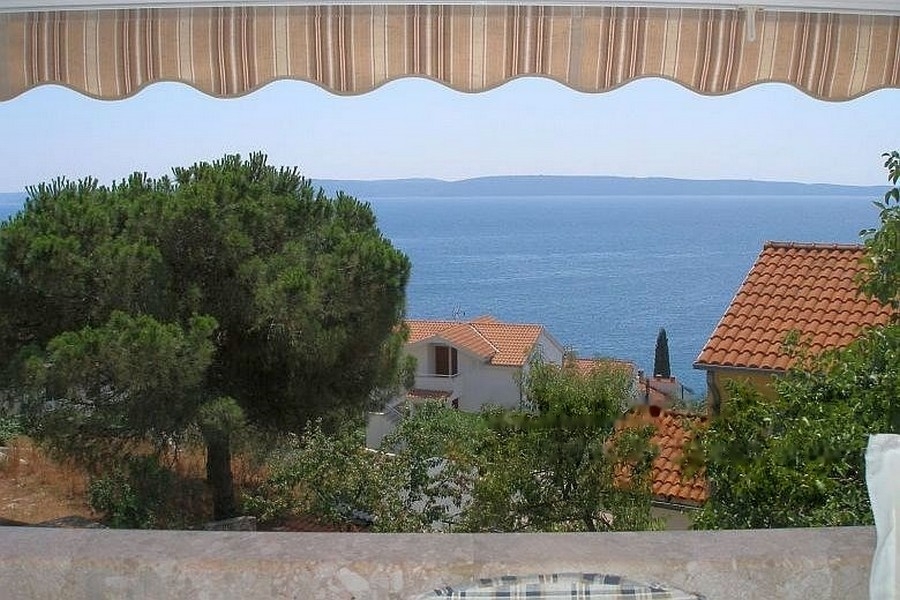 Vista mare dalla terrazza con tenda da sole
