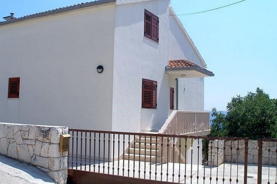 Ingresso della casa con scala e recinzione