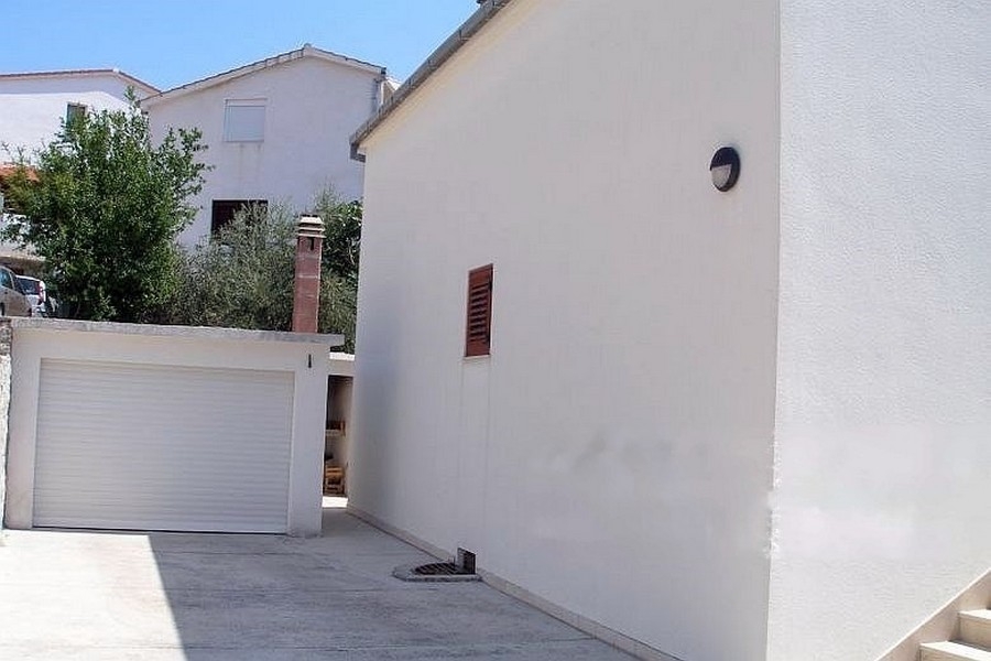 Garage con cortile pavimentato in Croazia