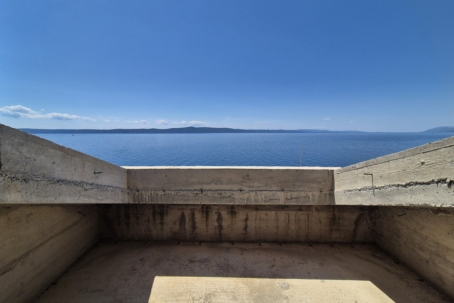 Vista mare dalla terrazza della casa con appartamenti a Makarska