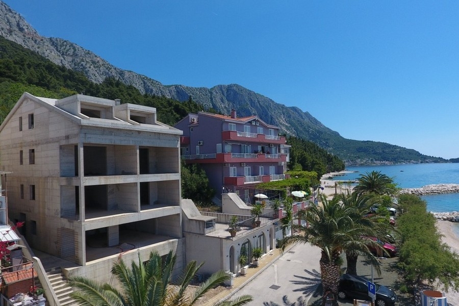 Casa con appartamenti in prima fila al mare a Makarska Croazia