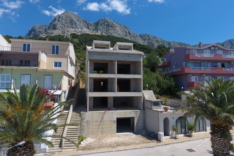 Vista della casa con appartamenti non ultimata con il massiccio del Biokovo