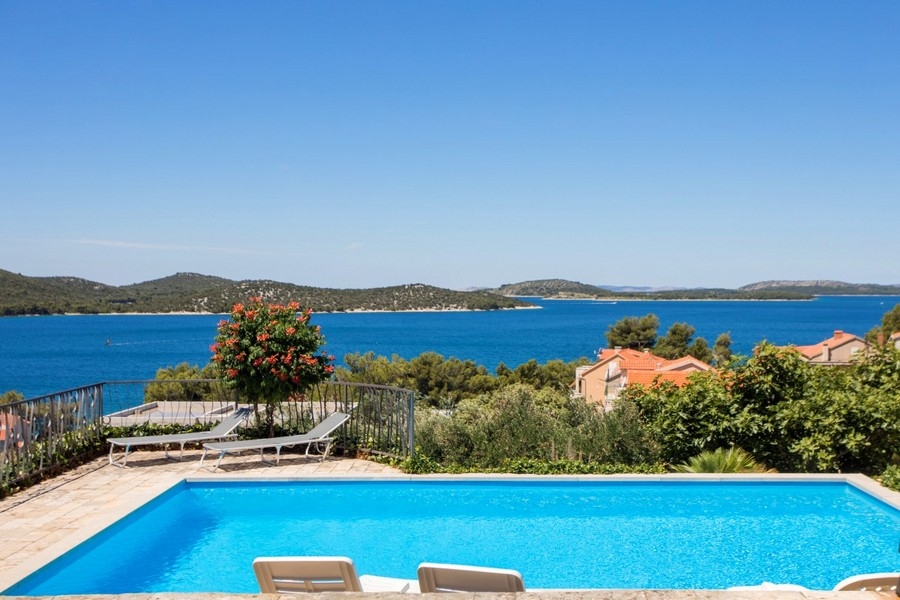 Piscina con vista sul mare e sulle isole