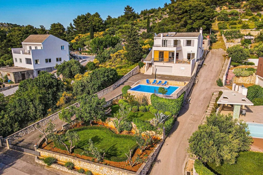 Veduta aerea della villa con piscina e giardino in Croazia