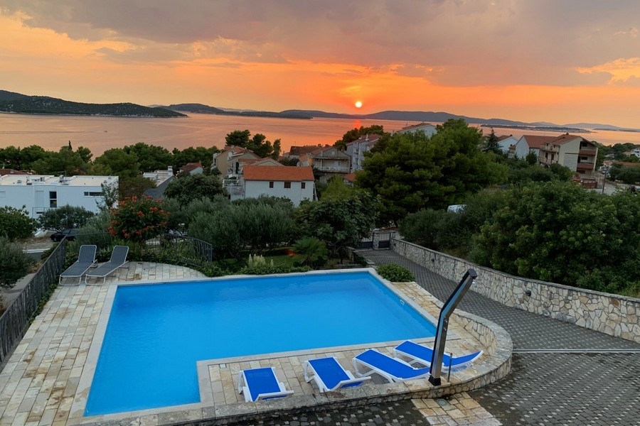 Piscina con vista mare al tramonto in Croazia
