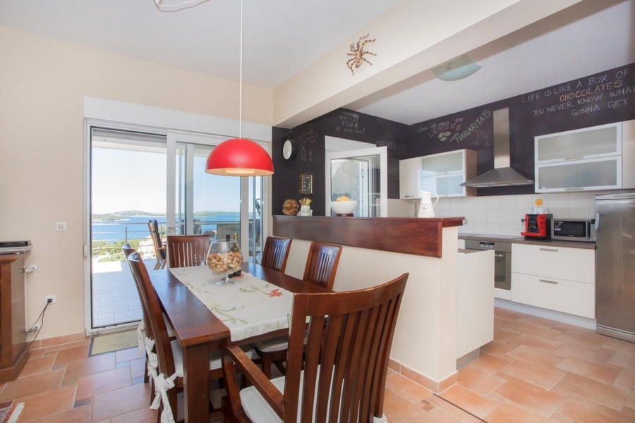 Cucina con zona pranzo e vista mare