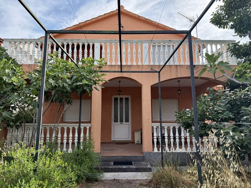 Casa con due unità abitative a Bilice, Croazia