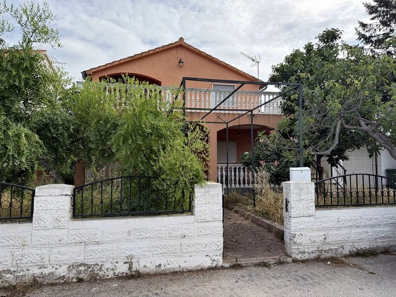Terreno recintato con accesso alla casa