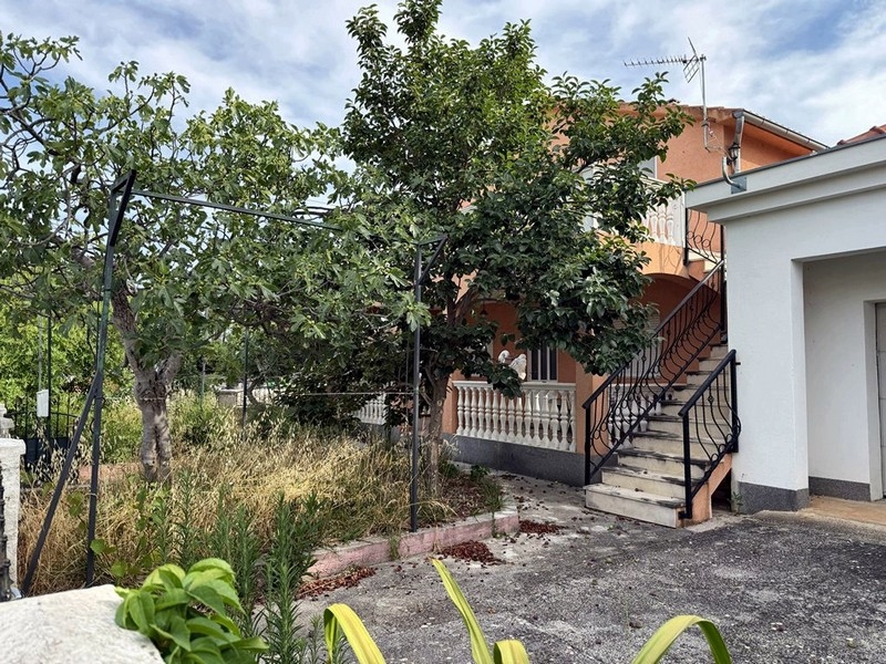 Cortile con giardino e scala per il piano superiore