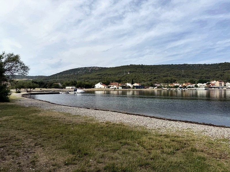 Spiaggia di ghiaia sull'acqua vicino all'immobile in Croazia