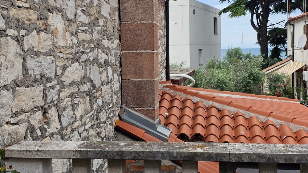 Casa in pietra a Novigrad con vista mare dalla terrazza