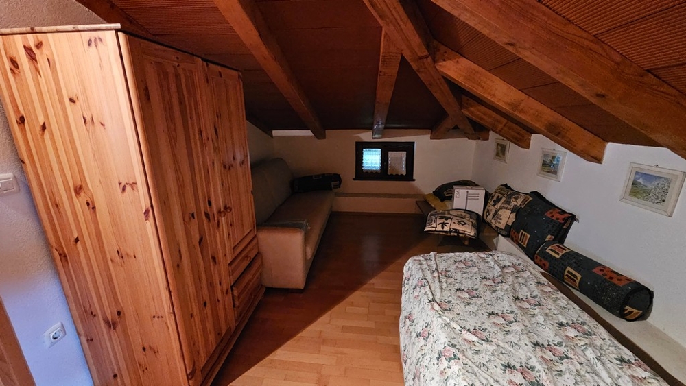 Locale sottotetto con armadio e divano letto