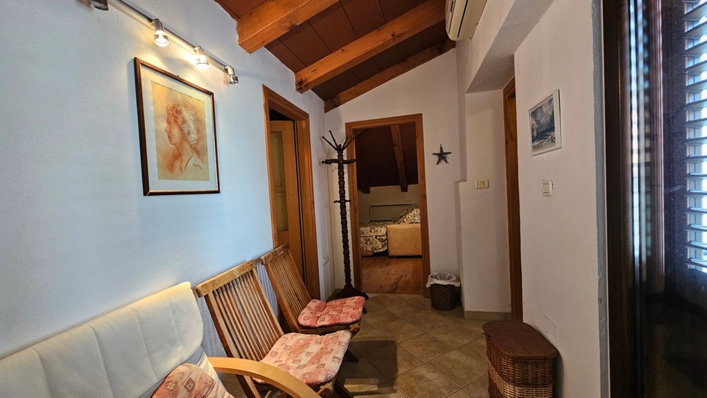 Soggiorno nel sottotetto con angolo salotto in Croazia