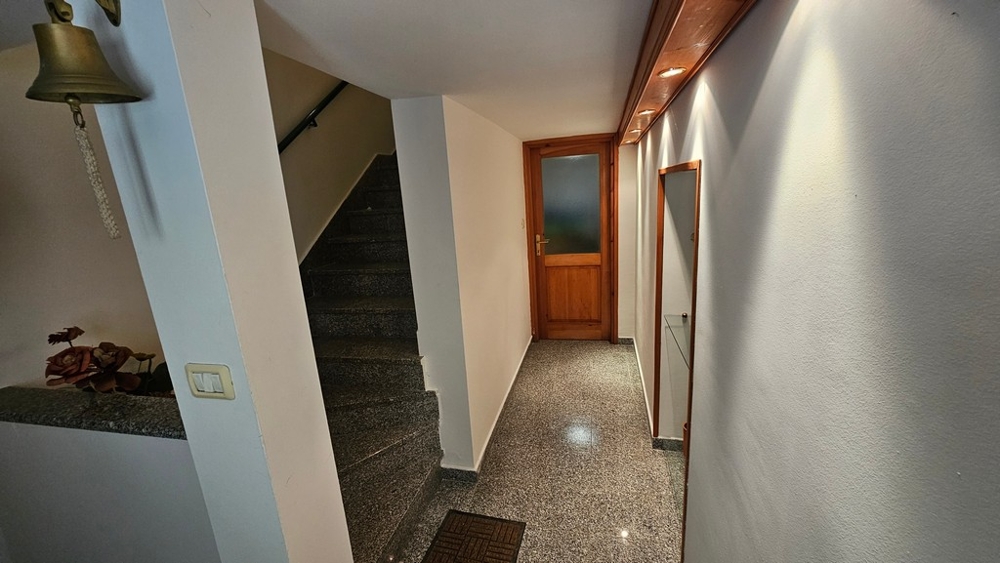 Corridoio con finestra nella casa in pietra