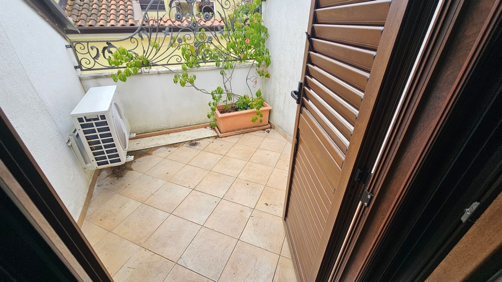 Terrazza con climatizzazione della casa in pietra