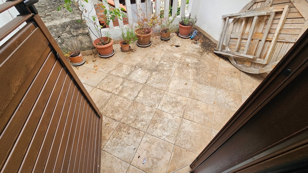 Cortile interno con piastrelle e piante