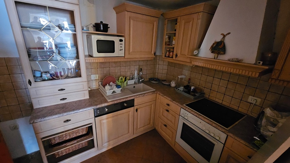 Cucina con forno e piano cottura