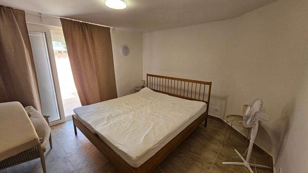 Camera da letto con letto matrimoniale e finestra