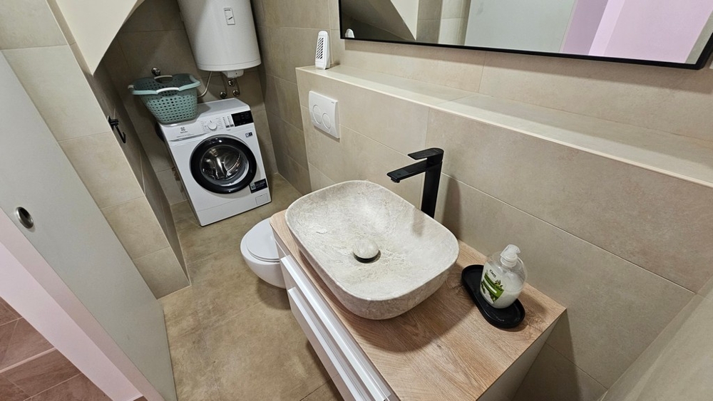 Bagno con lavabo e lavatrice