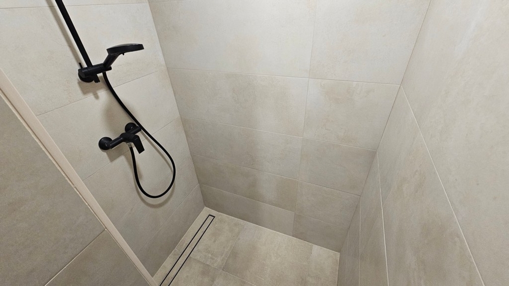Doccia nel bagno della casa a schiera