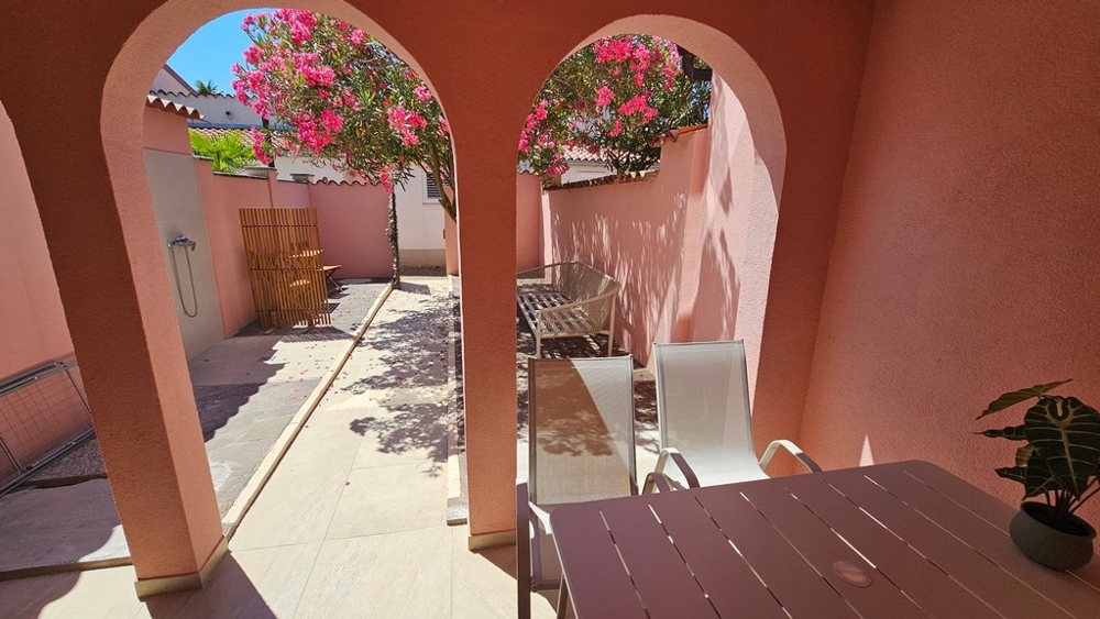 Terrazza coperta con zona salotto della casa a schiera