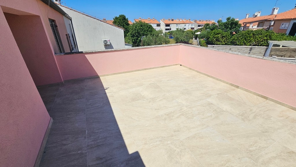 Ampia terrazza con vista sui dintorni