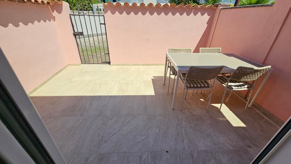 Terrazza con tavolo e recinzione in Croazia