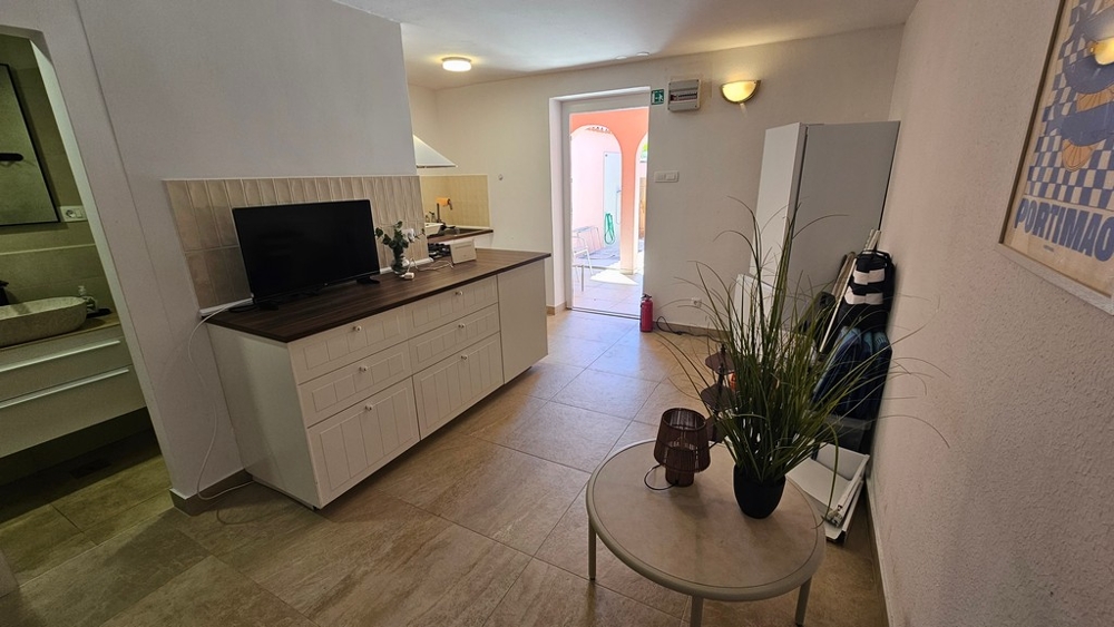 Zona giorno con credenza e televisore