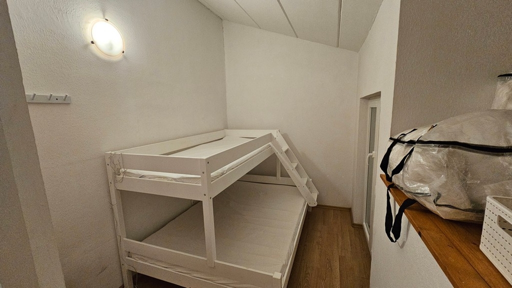 Camera da letto con letto a castello nella casa a schiera