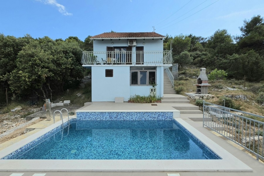 Vista esterna della casa con piscina e giardino