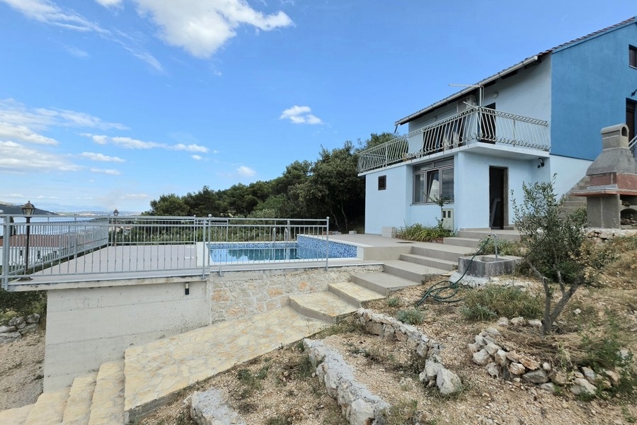 Casa con piscina e vista sul mare