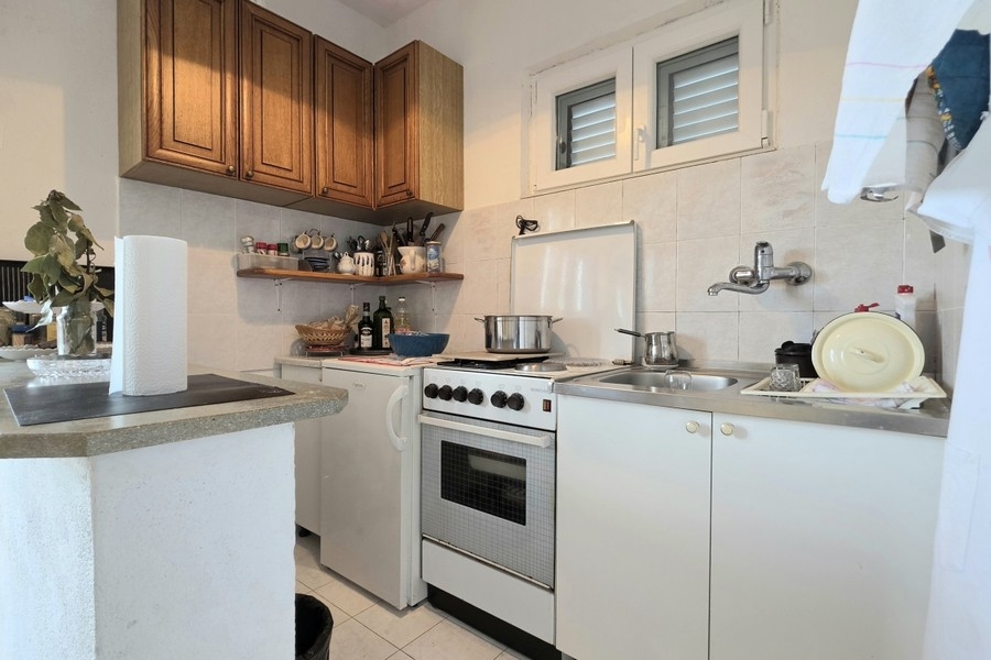 Cucina con mobili in legno