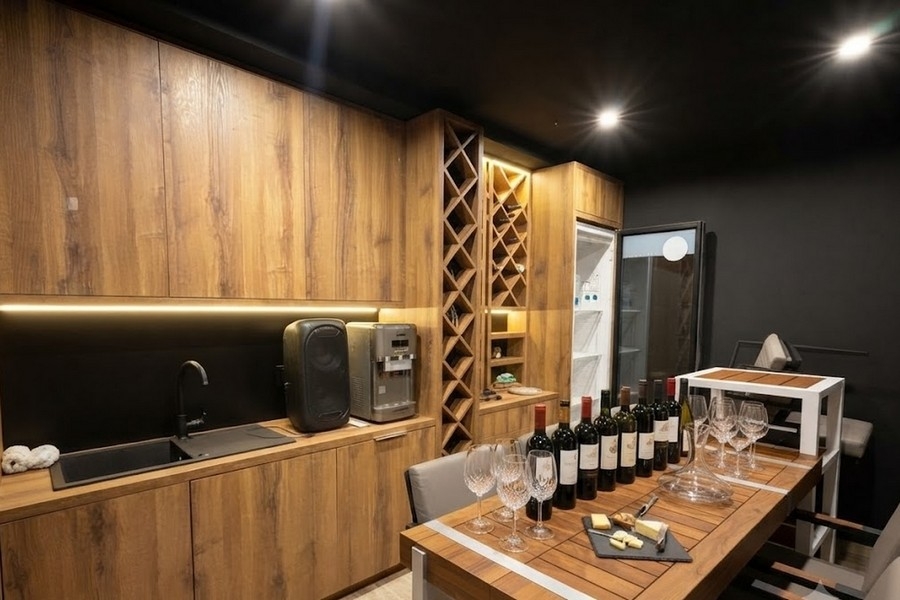 Cantina con scaffale per bottiglie