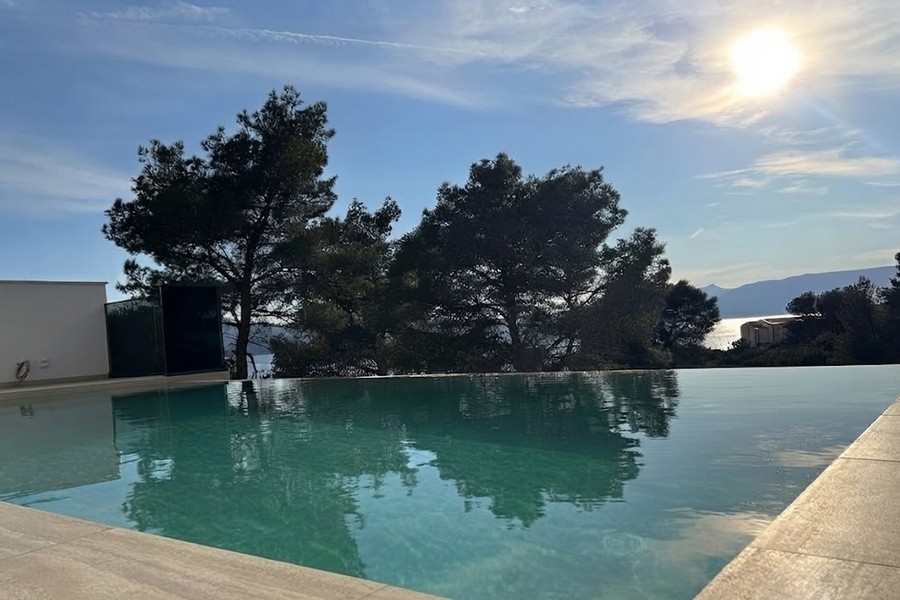 Piscina della villa al crepuscolo