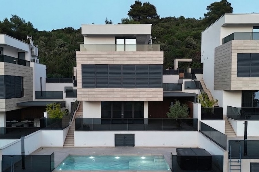 Facciata moderna della villa