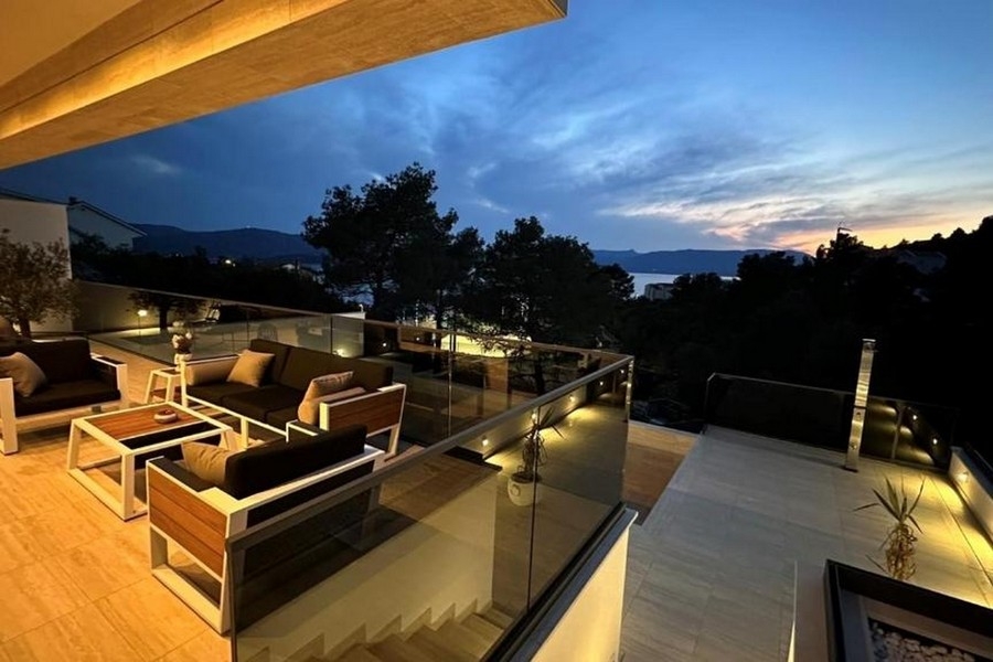 Lounge in terrazza con vista mare di sera