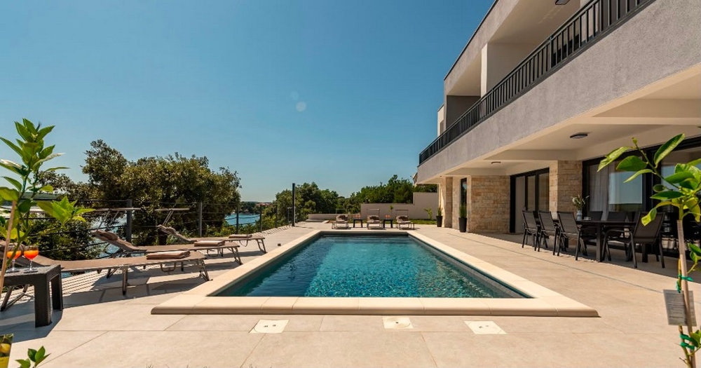 Piscina con terrazza davanti alla villa