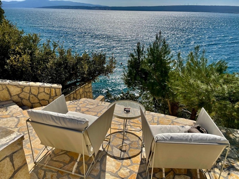 Terrazza con mobili lounge e vista mare