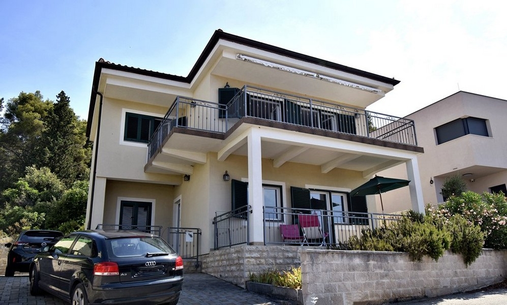 Casa con balcone e terrazza a Tisno Croazia