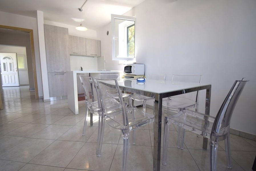 Cucina con tavolo da pranzo e sedie