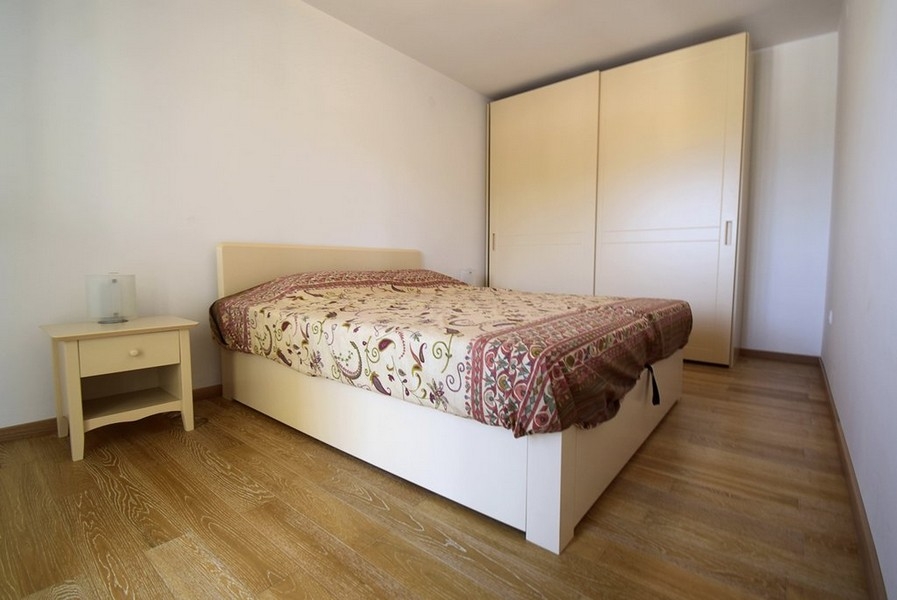 Camera da letto con letto matrimoniale e armadio