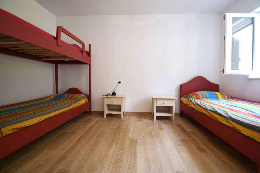 Camera da letto con letto a castello e letto singolo