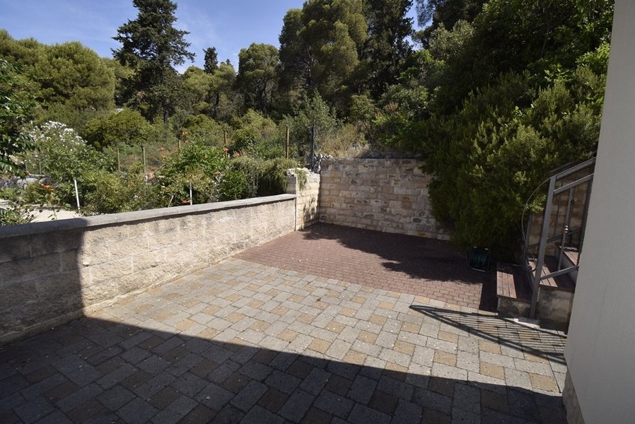 Area esterna pavimentata presso la casa in Croazia