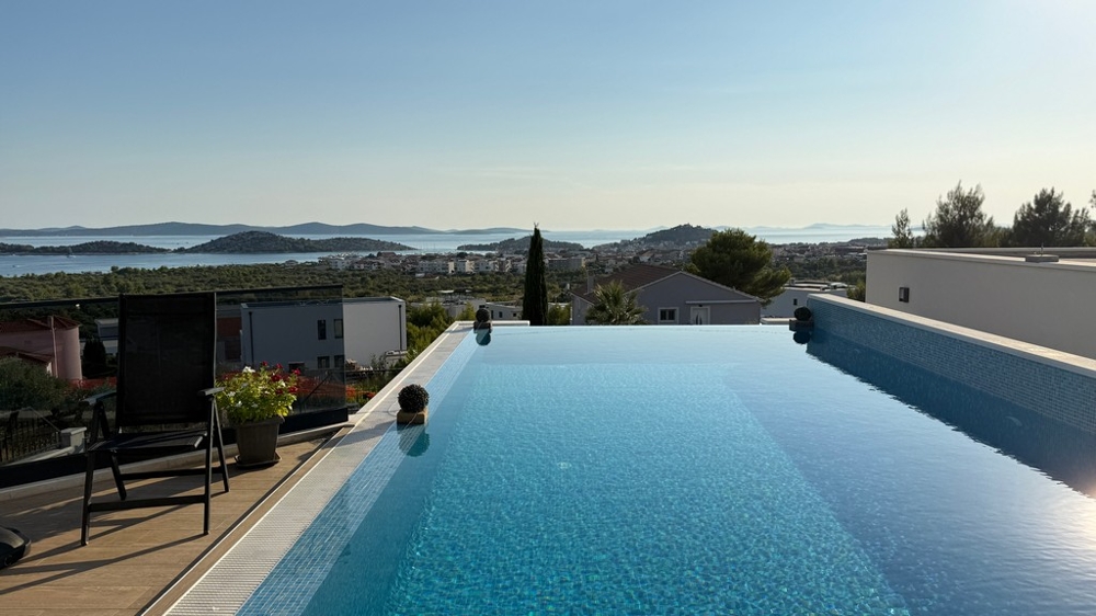 Piscina a sfioro con vista sul paese e sulle isole