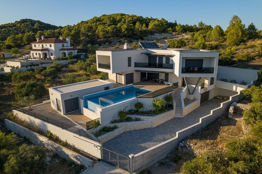 Veduta aerea della villa moderna con piscina a Vodice