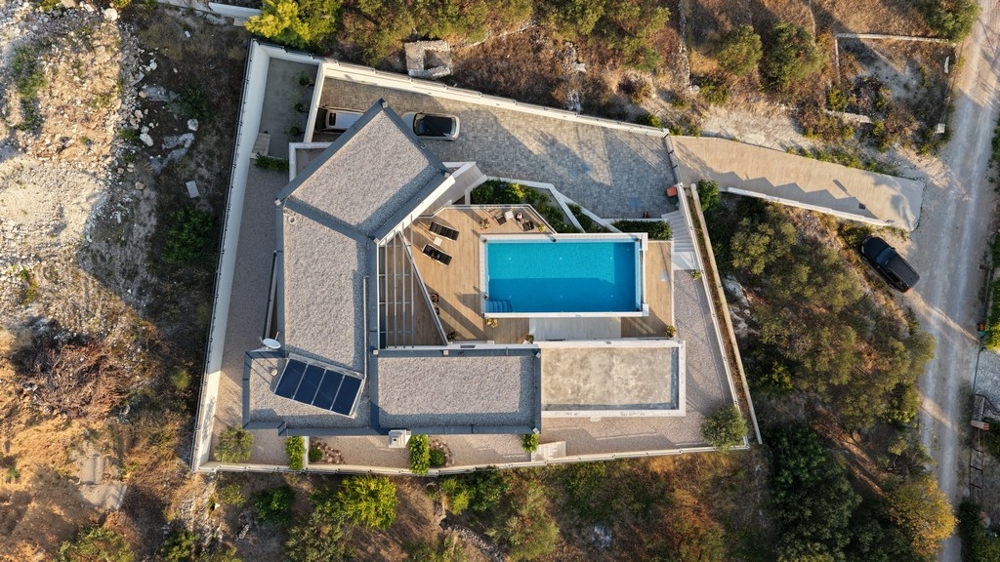 Villa con piscina e terreno vista dall'alto
