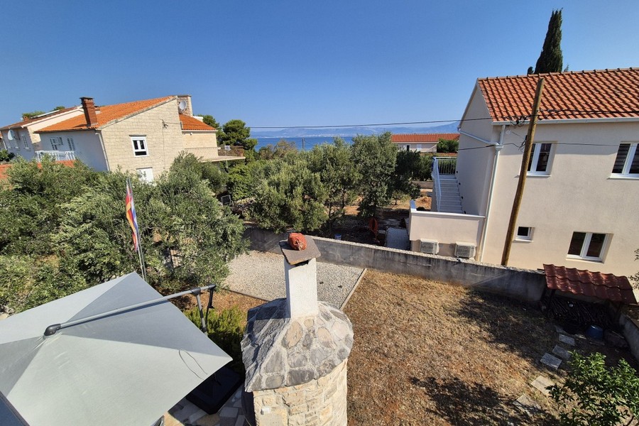 Vista dal piano superiore sul giardino e sul mare