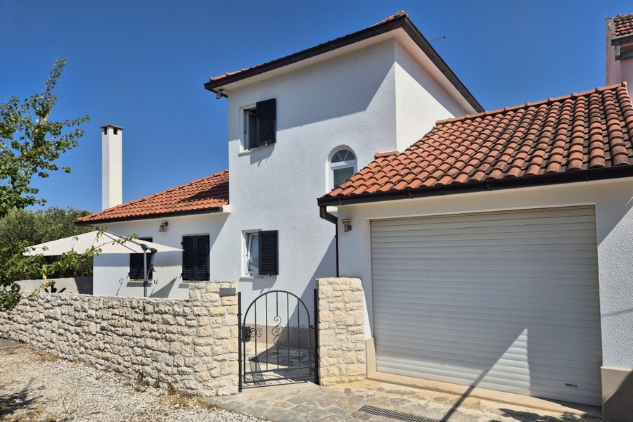 Casa bifamiliare con garage e muro in pietra naturale in Croazia