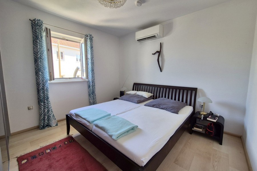 Camera da letto con climatizzazione e letto matrimoniale